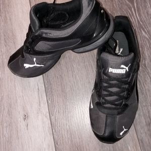 Puma  youth size 5 black and white
